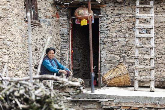 去阿坝探秘云朵上的民族,一位羌族大爷为我唱了一首听不懂的歌