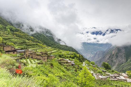 去阿坝探秘云朵上的民族,一位羌族大爷为我唱了一首听不懂的歌