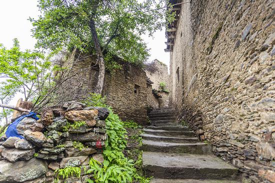 去阿坝探秘云朵上的民族,一位羌族大爷为我唱了一首听不懂的歌