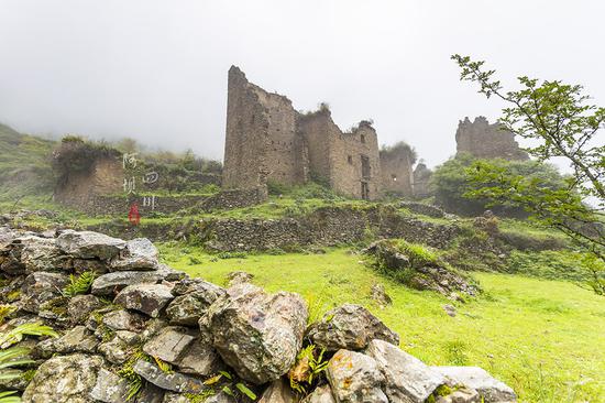 去阿坝探秘云朵上的民族,一位羌族大爷为我唱了一首听不懂的歌