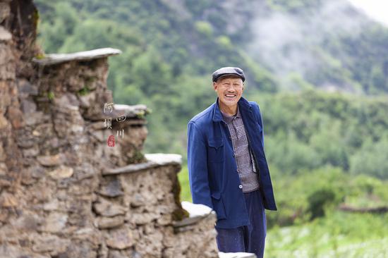 去阿坝探秘云朵上的民族,一位羌族大爷为我唱了一首听不懂的歌