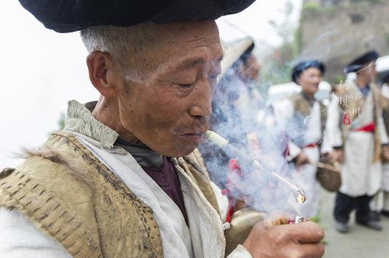 去阿坝探秘云朵上的民族,一位羌族大爷为我唱了一首听不懂的歌