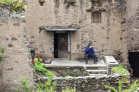 去阿坝探秘云朵上的民族,一位羌族大爷为我唱了一首听不懂的歌