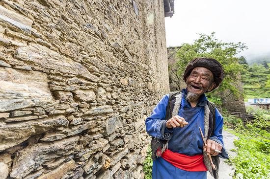 去阿坝探秘云朵上的民族,一位羌族大爷为我唱了一首听不懂的歌