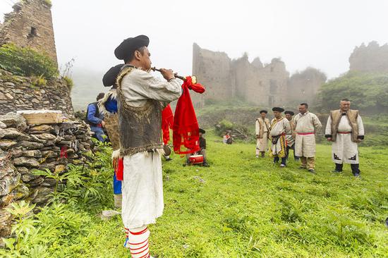 去阿坝探秘云朵上的民族,一位羌族大爷为我唱了一首听不懂的歌