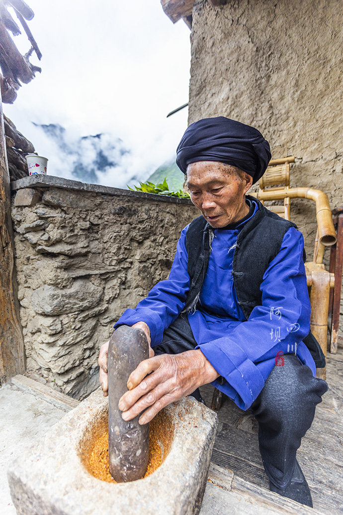 去阿坝探秘云朵上的民族,一位羌族大爷为我唱了一首听不懂的歌