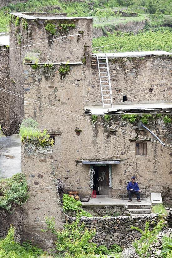 去阿坝探秘云朵上的民族,一位羌族大爷为我唱了一首听不懂的歌