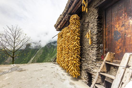 去阿坝探秘云朵上的民族,一位羌族大爷为我唱了一首听不懂的歌