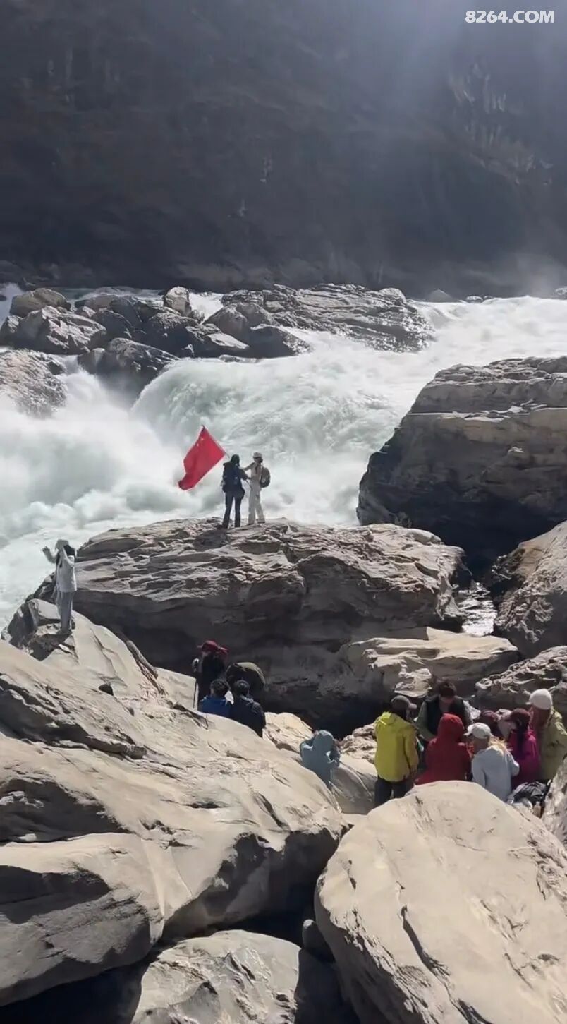 一名男子在虎跳峡洗茶杯落水遇难
